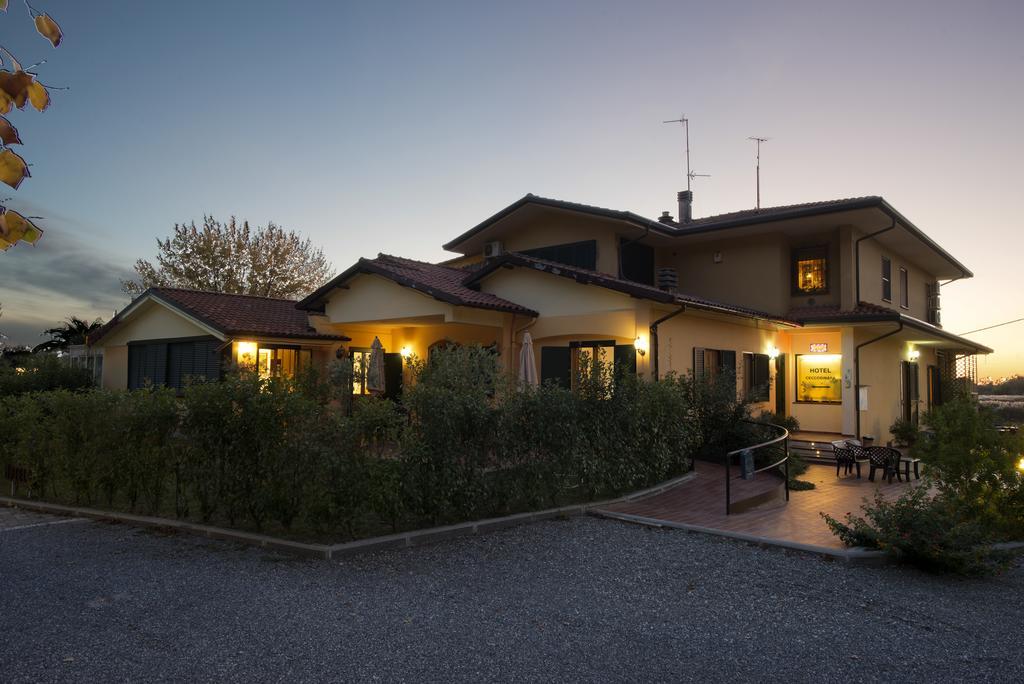 Cecco Di Nara Hotel มาสซาโรซา ภายนอก รูปภาพ